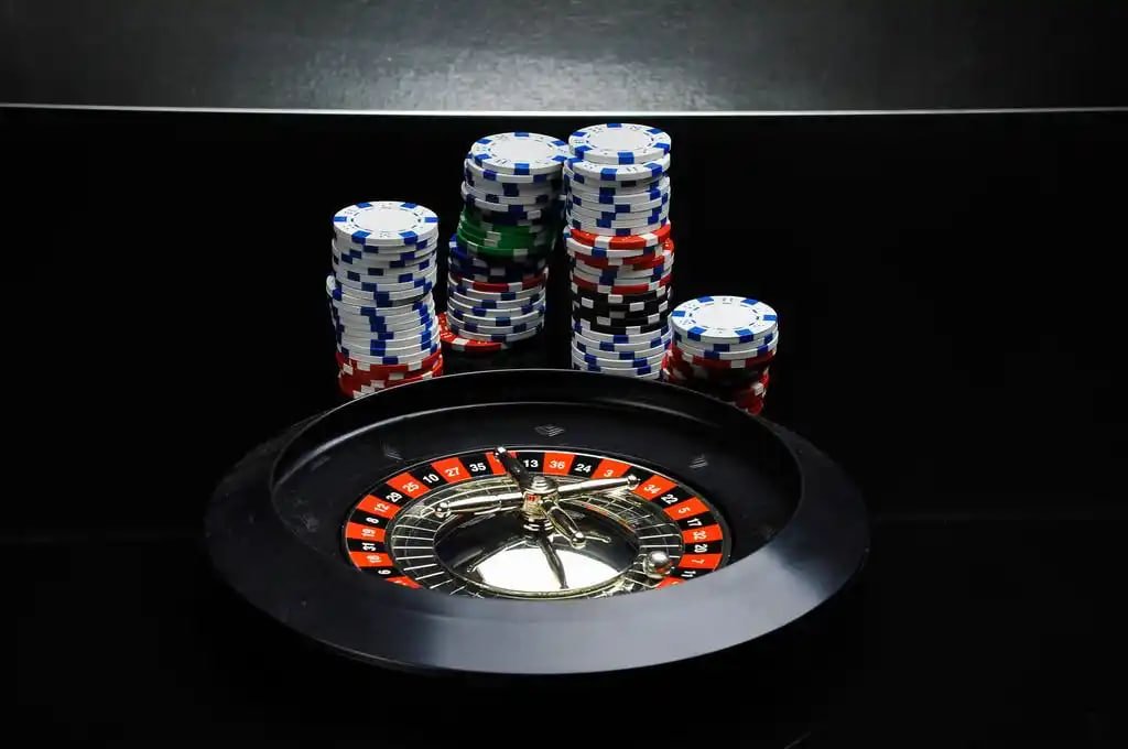 Texas Hold'em table interface on mpo bumi22.com with card display and betting controls